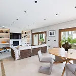 Caramel - Excellent Location In Golden Mile